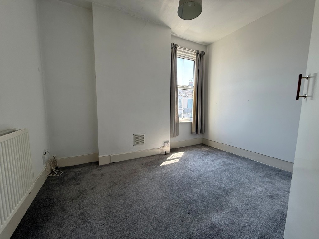 Lot: 117 - FREEHOLD PART-POSSESSION PROPERTY CLOSE TO TOWN CENTRE - First Floor Flat Bedroom